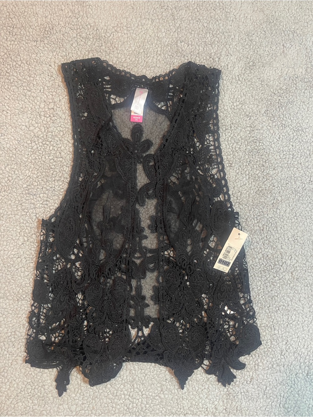 black lace vest top with open front and adjustable ties at the back. Size: XS #g
